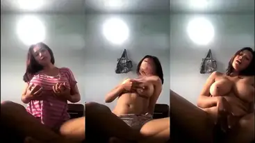 Bokep Indo Cewek Tiktok Pamer Tubuh Sambil Coli poster