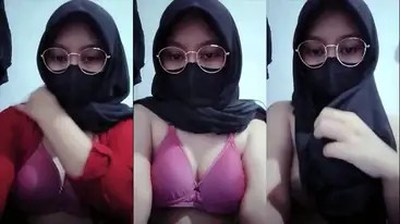 Bokep Indo Hijab ABG Toge Kacamata Live Barbar WOT poster