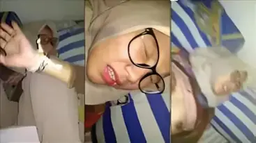 Bokep Jilbab SMA Kacamata Ngentot Mantap poster